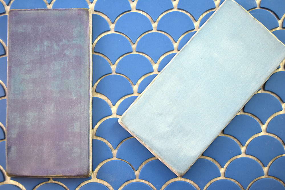 Azulejos azules y escamas