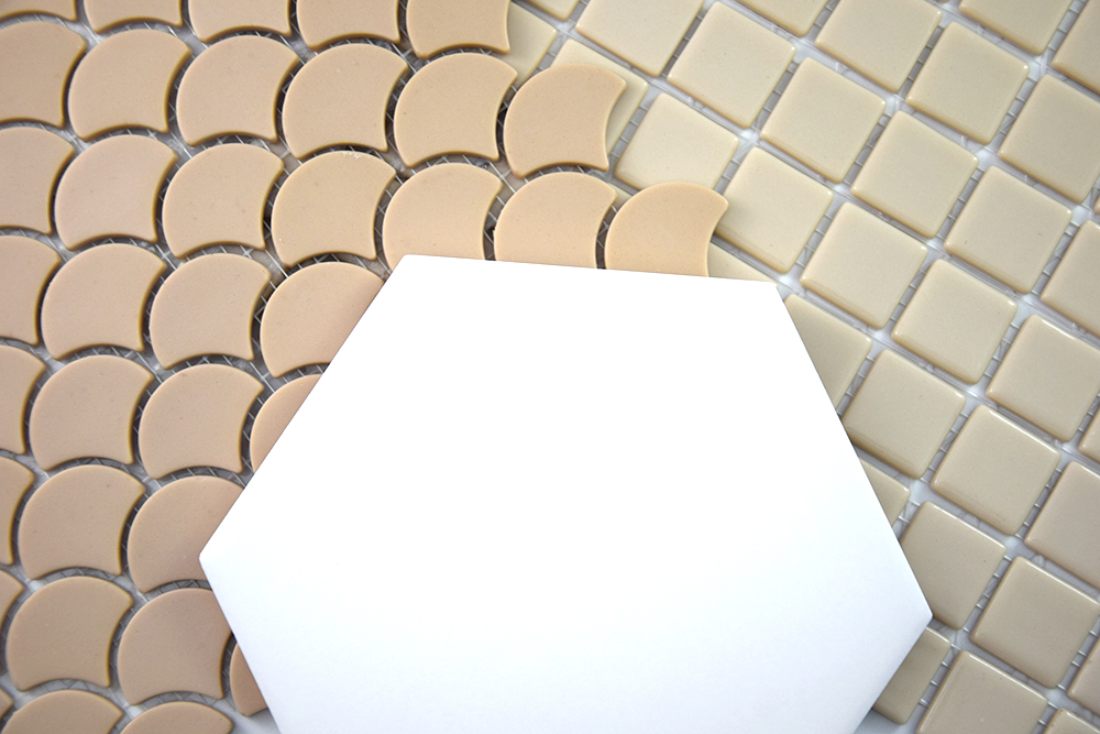 azulejos marrones y blancos