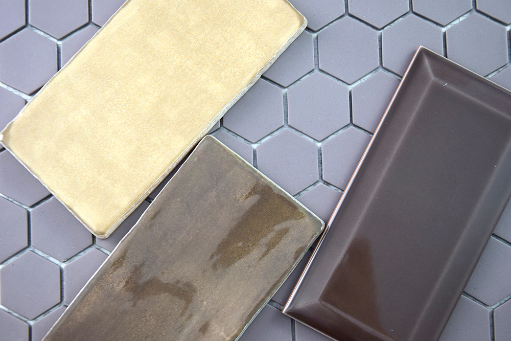 Azulejos negros y neutros, madera