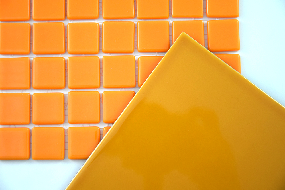 Azulejo naranja y amarillo