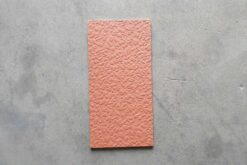 Porcelánico arcilla relieve coral 30×60