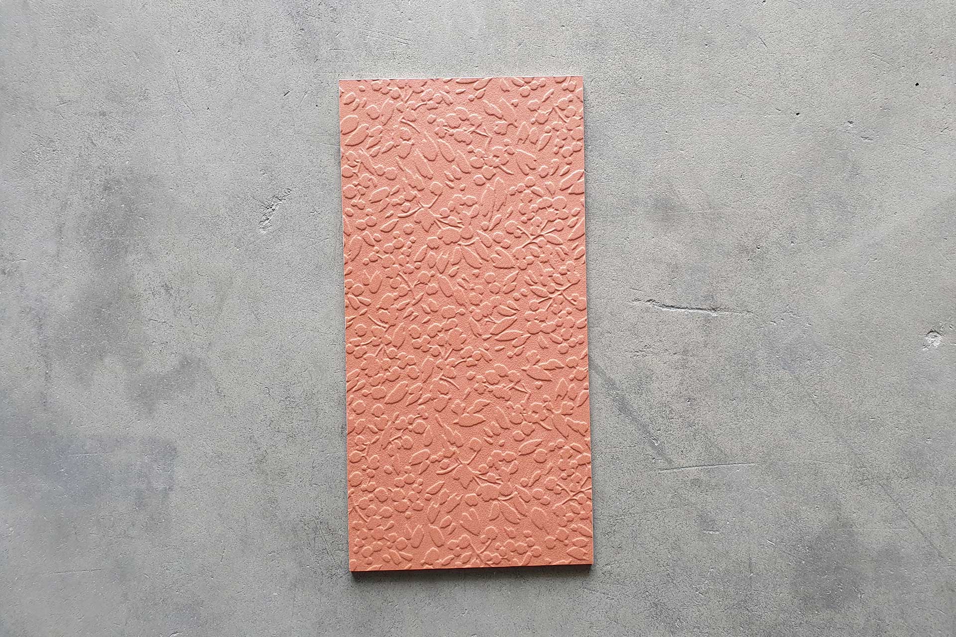 Porcelánico arcilla relieve coral 30×60