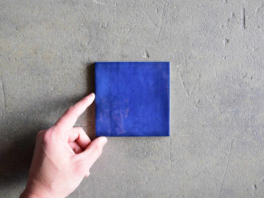 baldosa azul porcelánica brillo