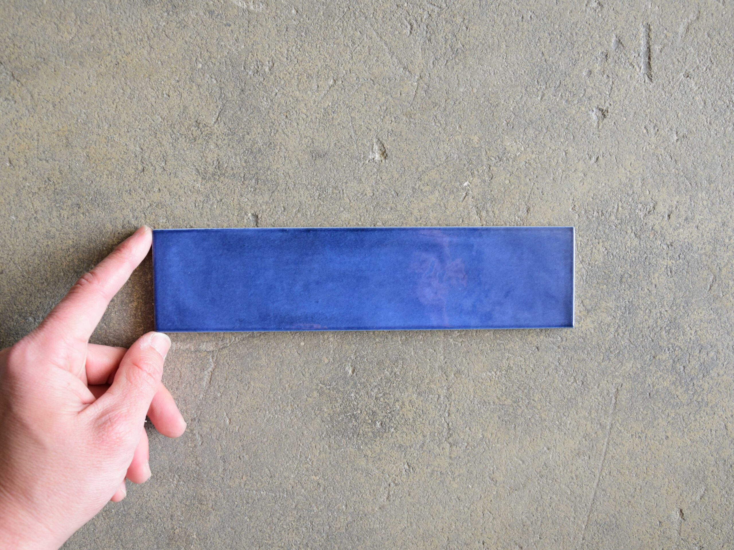 azulejo azul brillo porcelánico