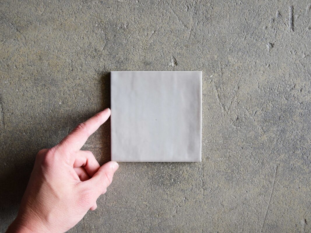 baldosa gris porcelánica brillo