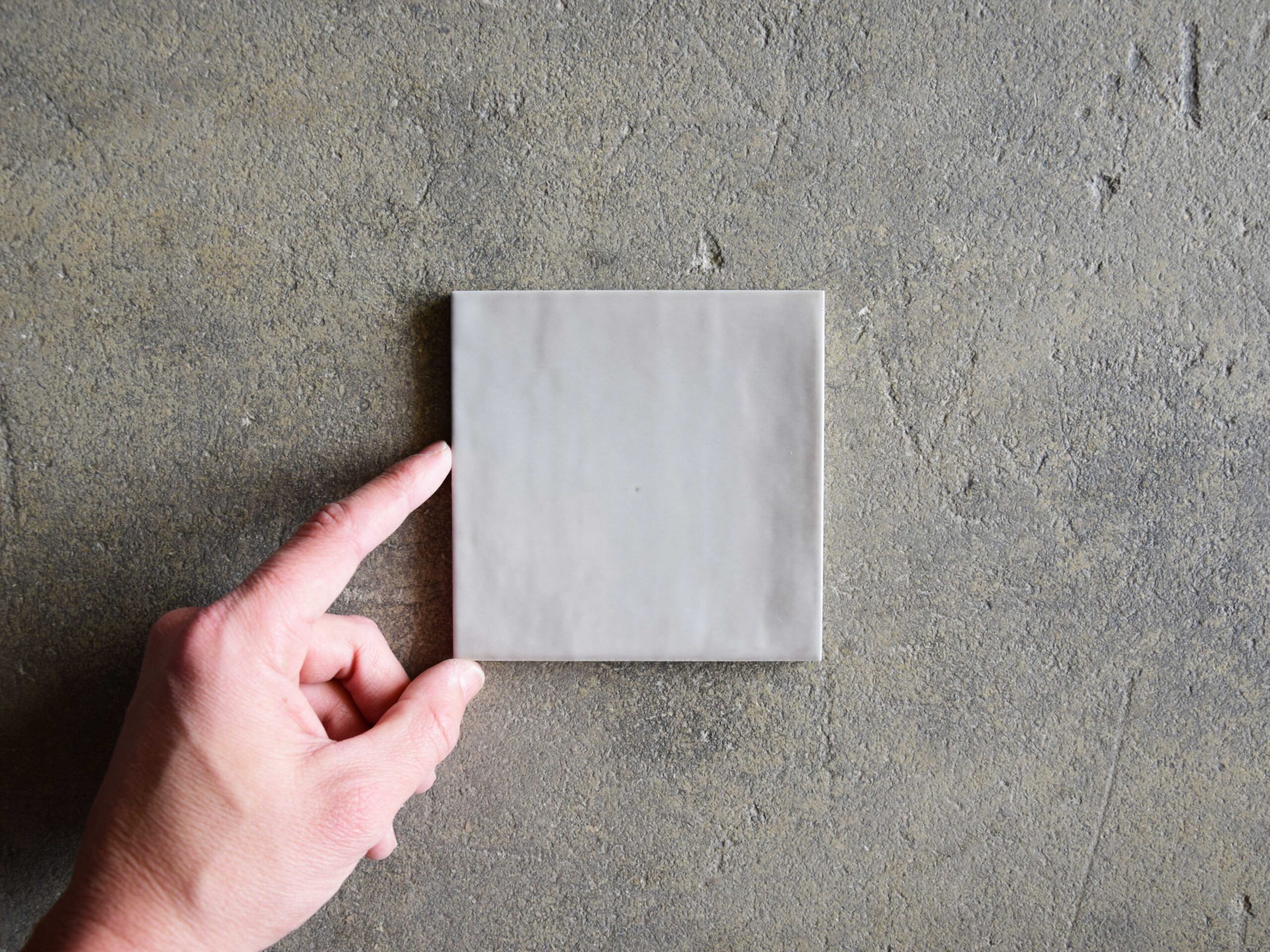 baldosa gris porcelánica brillo