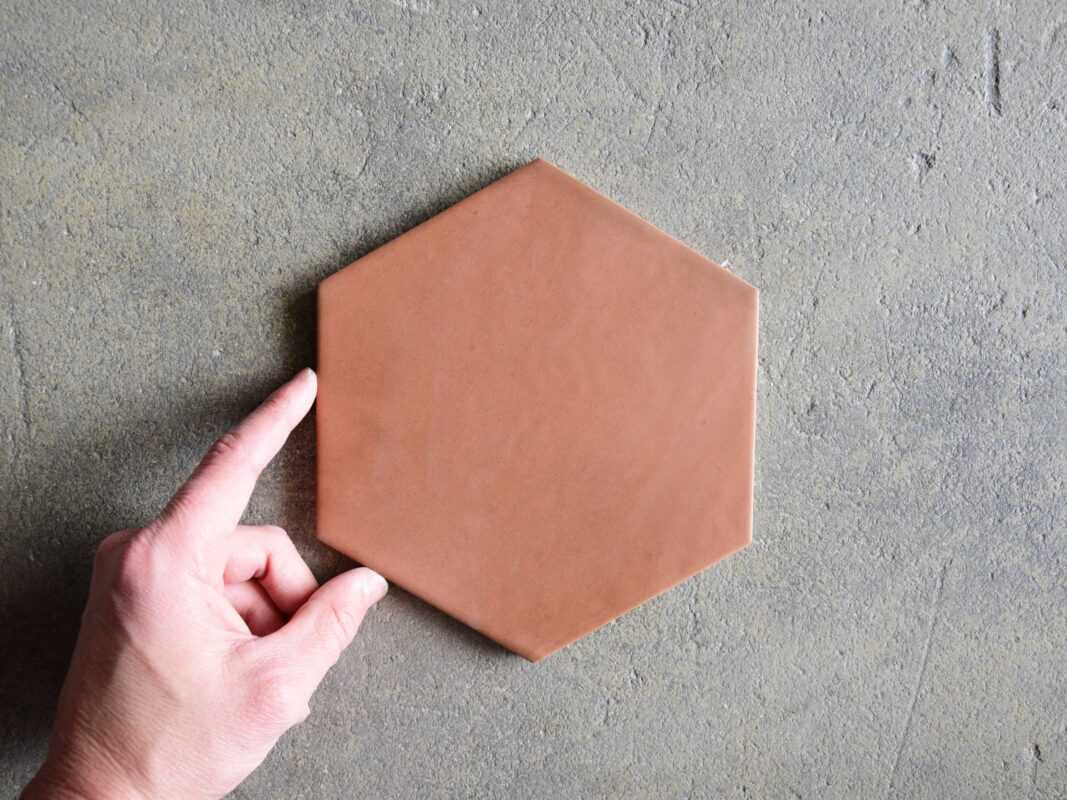 baldosa hexagonal salmón porcelánico