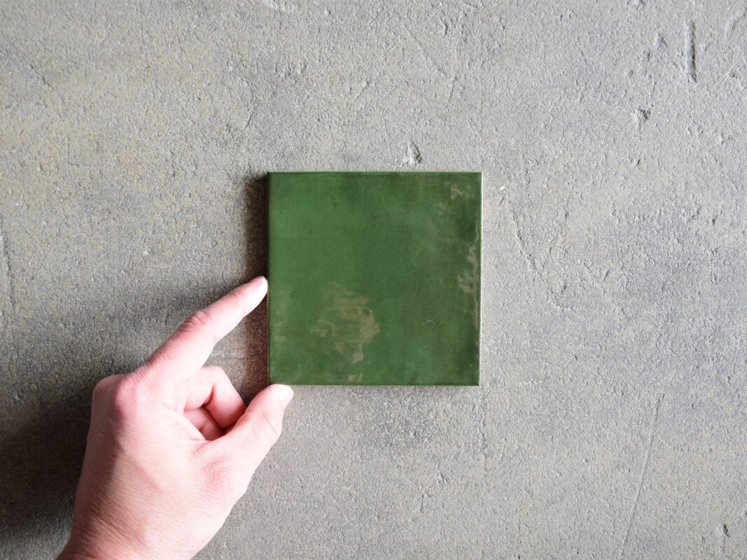 baldosa verde brillo porcelánico