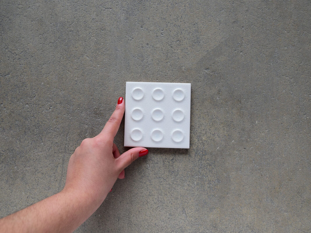 baldosa blanca craquelada artesanal