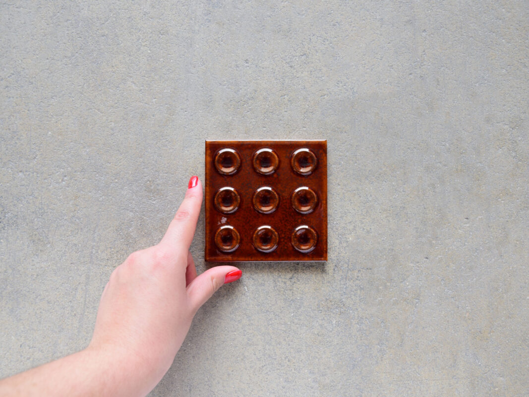 azulejo granate artesanal brillante