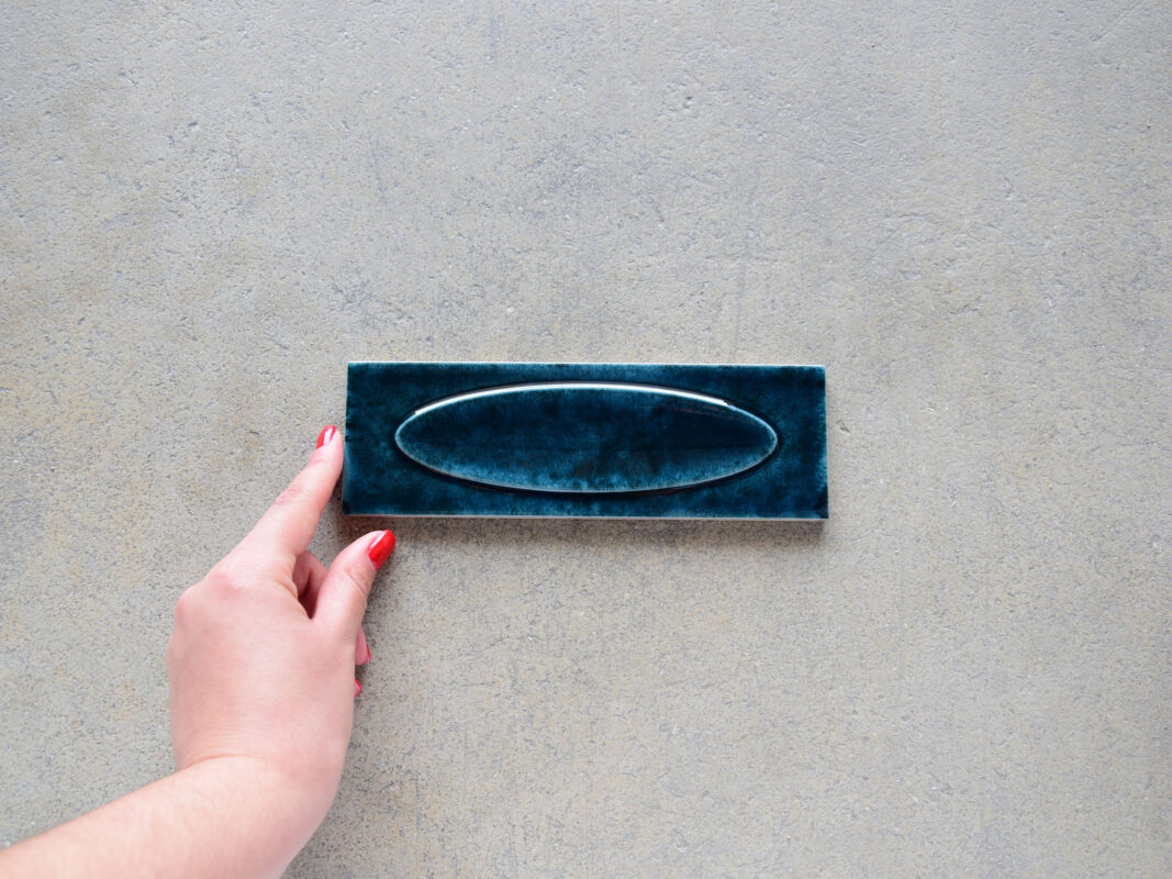 azulejo azul alargado brillante