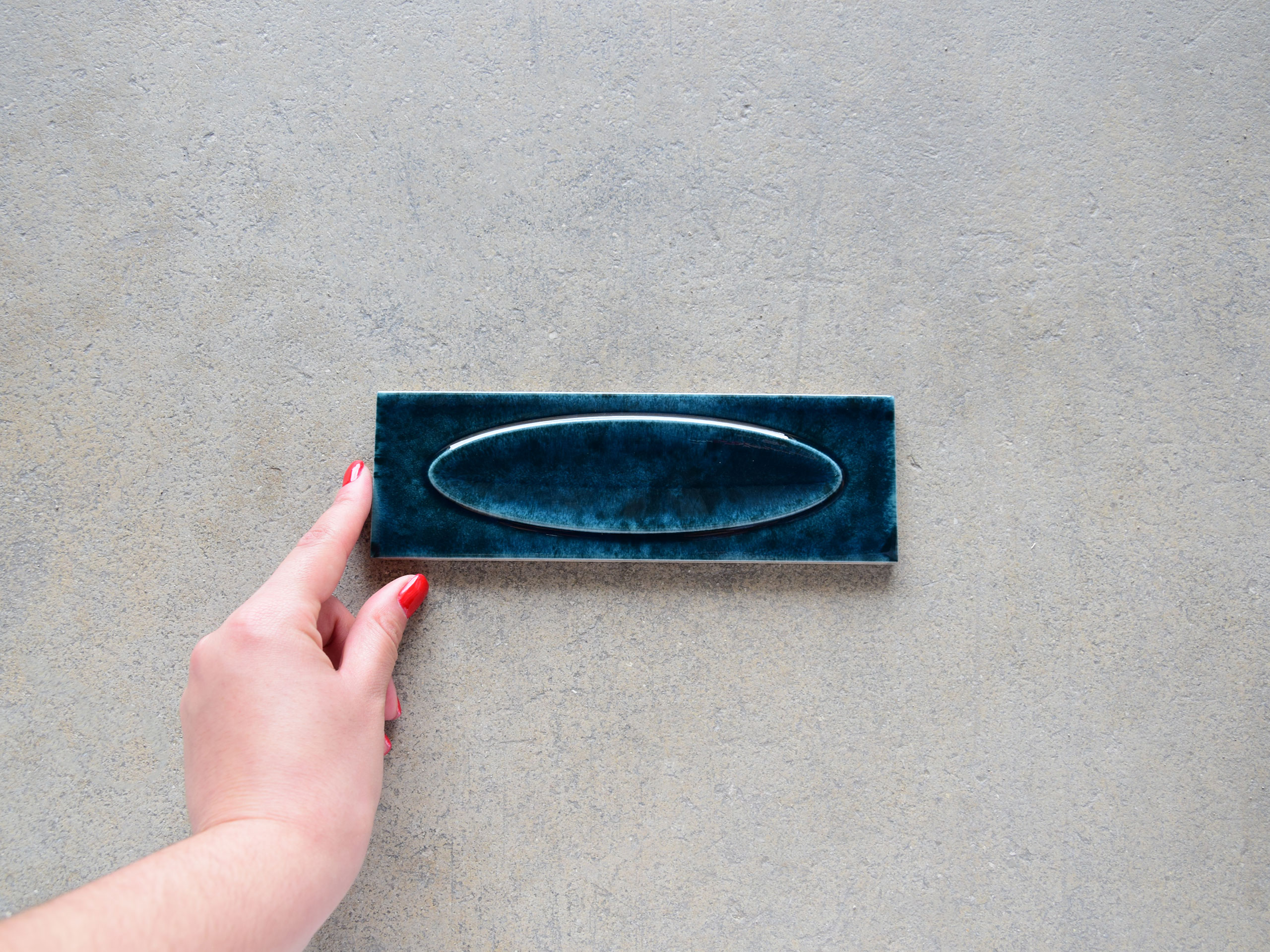 azulejo azul alargado brillante