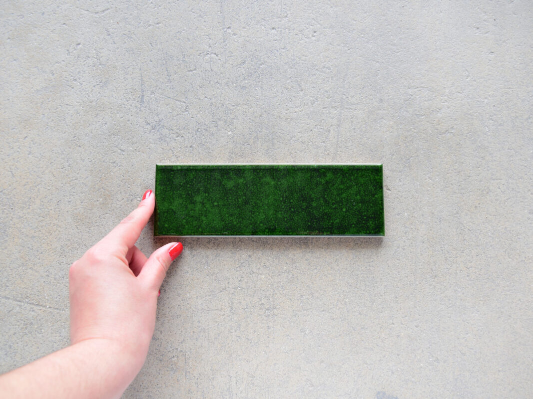 azulejo verde alargado brillante