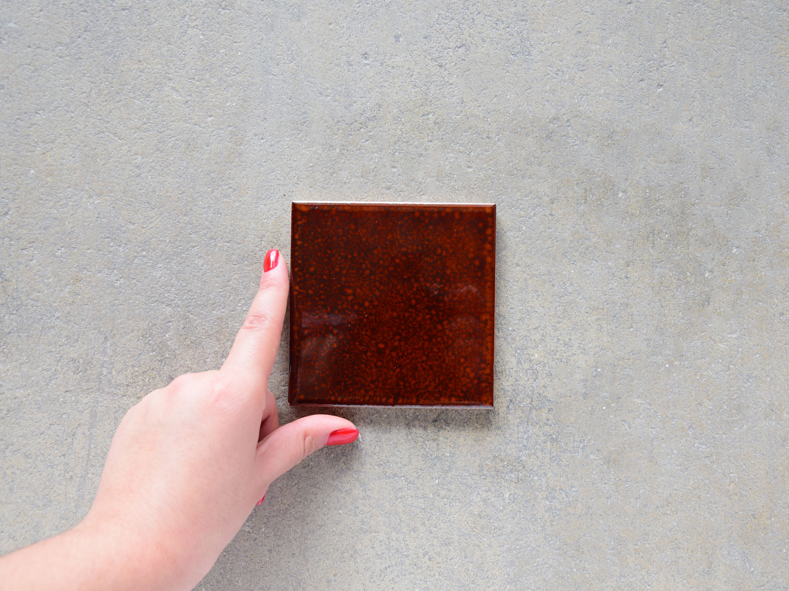 azulejo rojo craquelado brillante