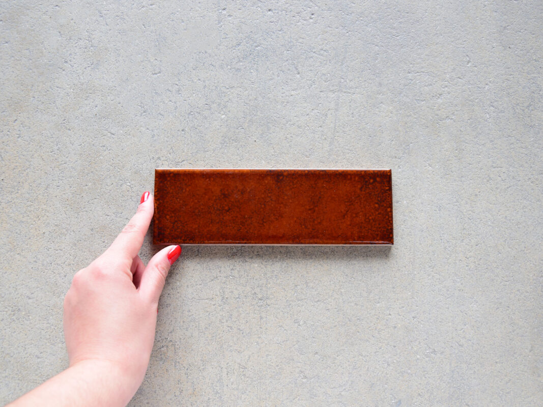 azulejo rojo alargado brillante