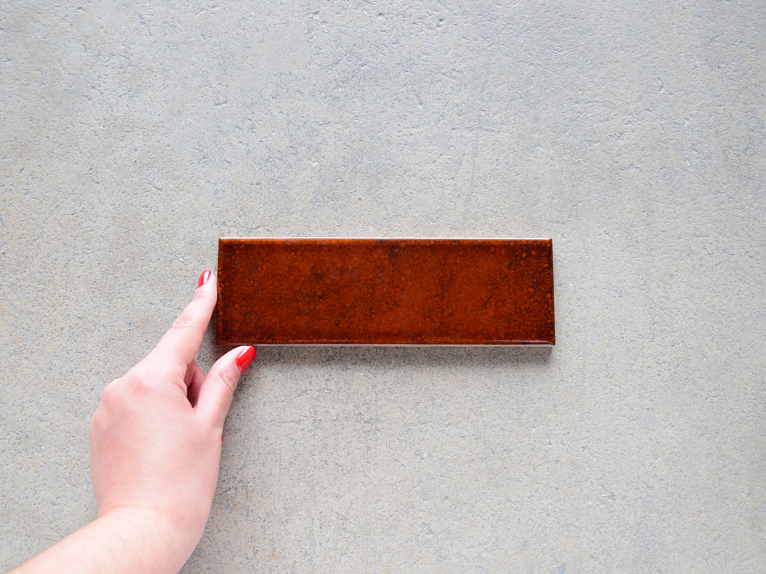 azulejo rojo alargado brillante