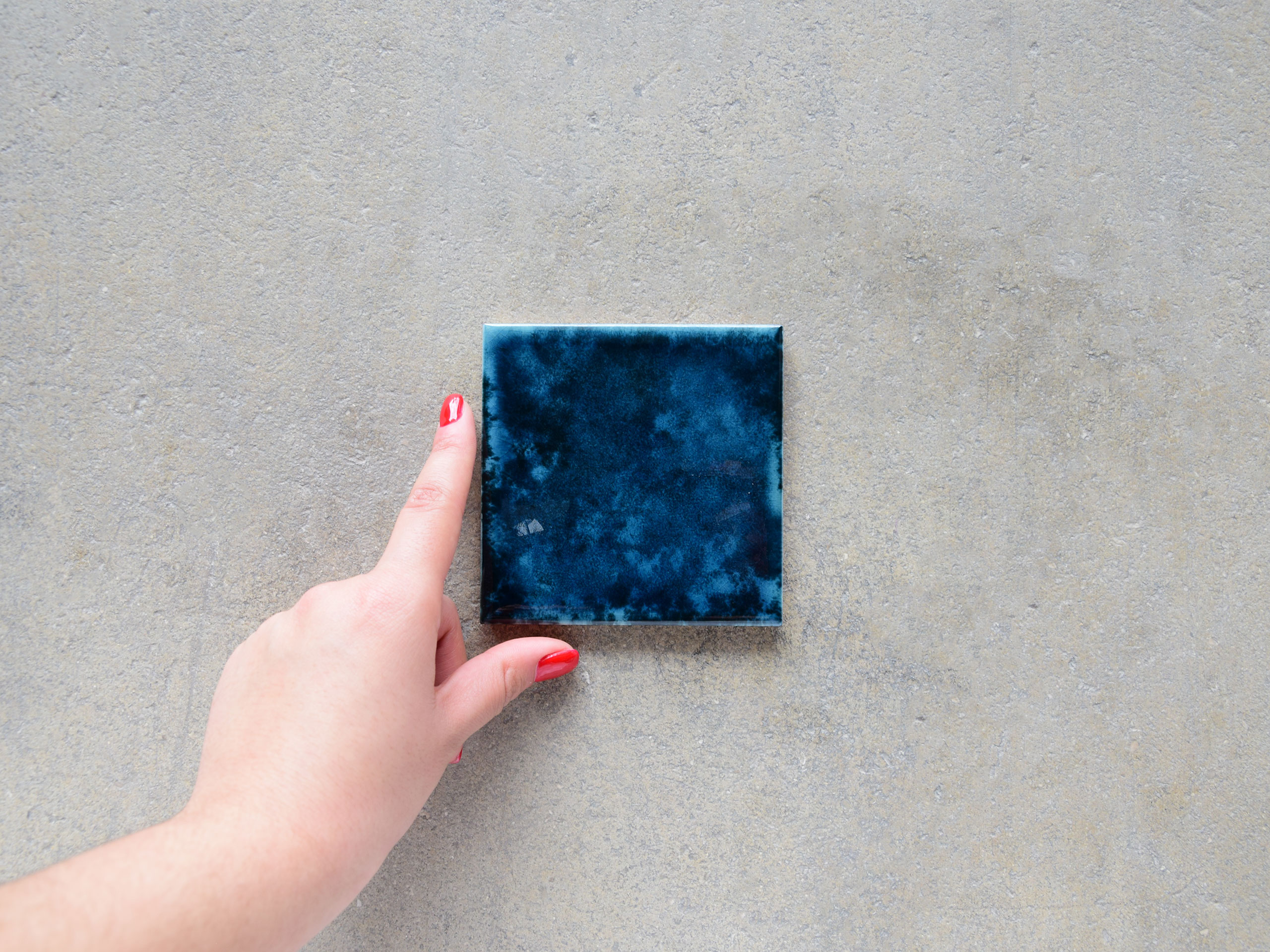 azulejo azul craquelado brillante