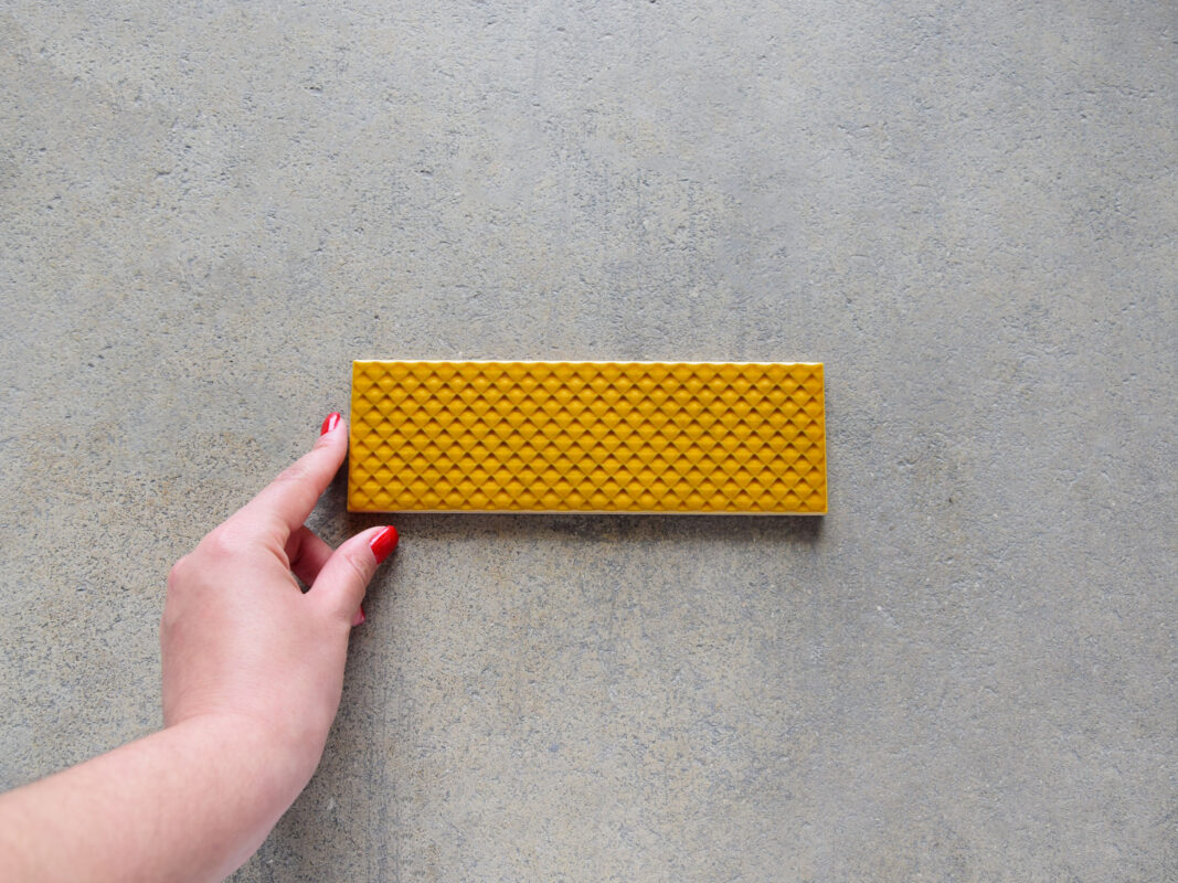 baldosa ámbar alargada brillante