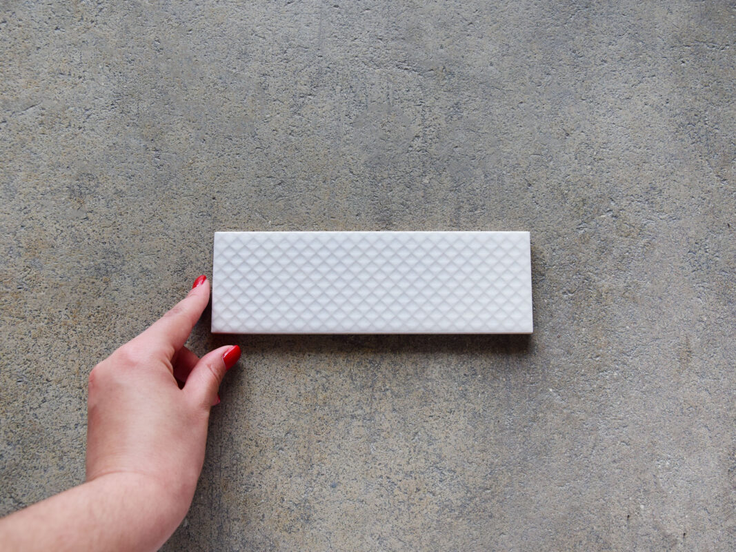 azulejo blanco alargado artesanal