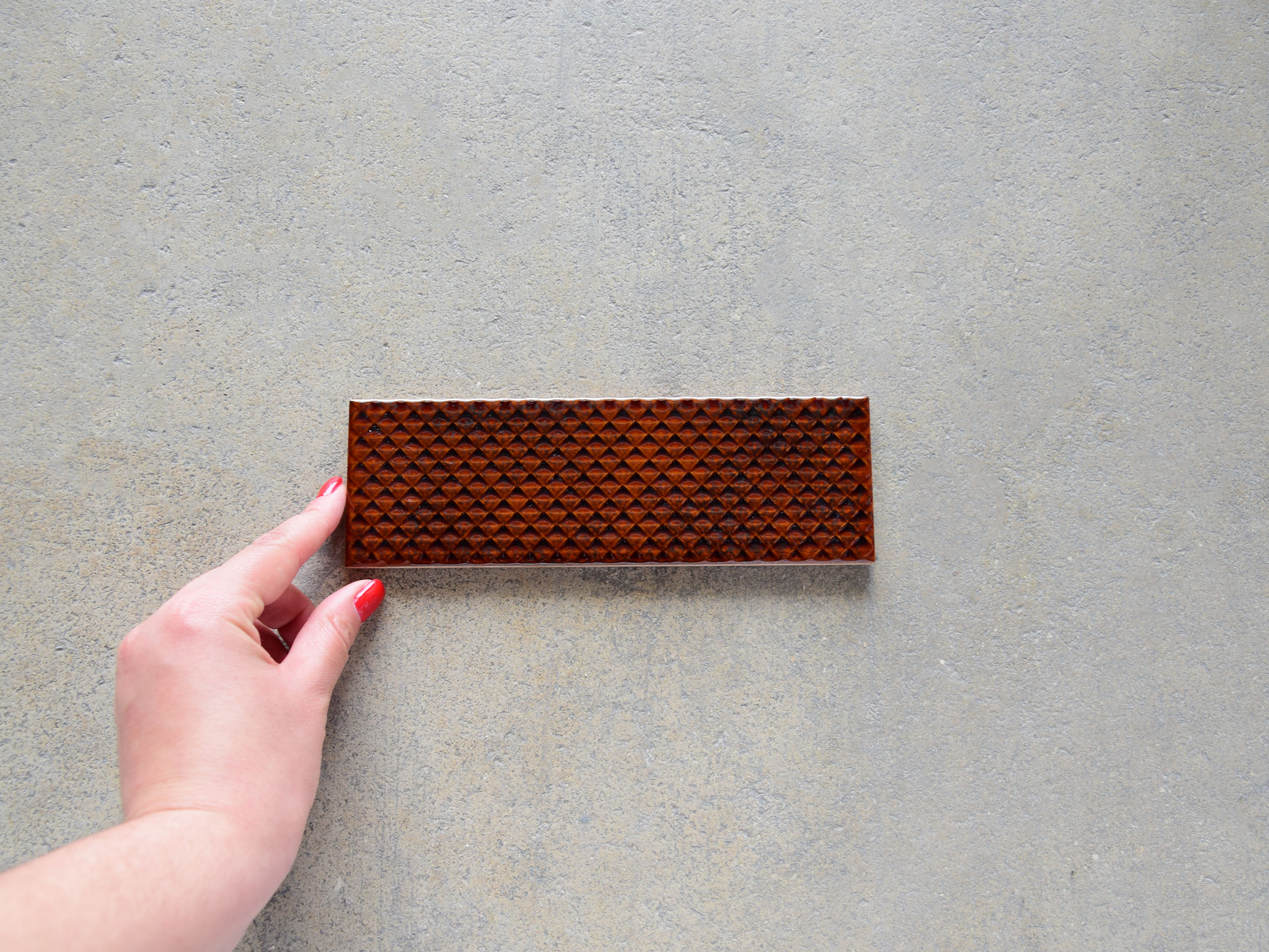 azulejo granate alargado artesanal