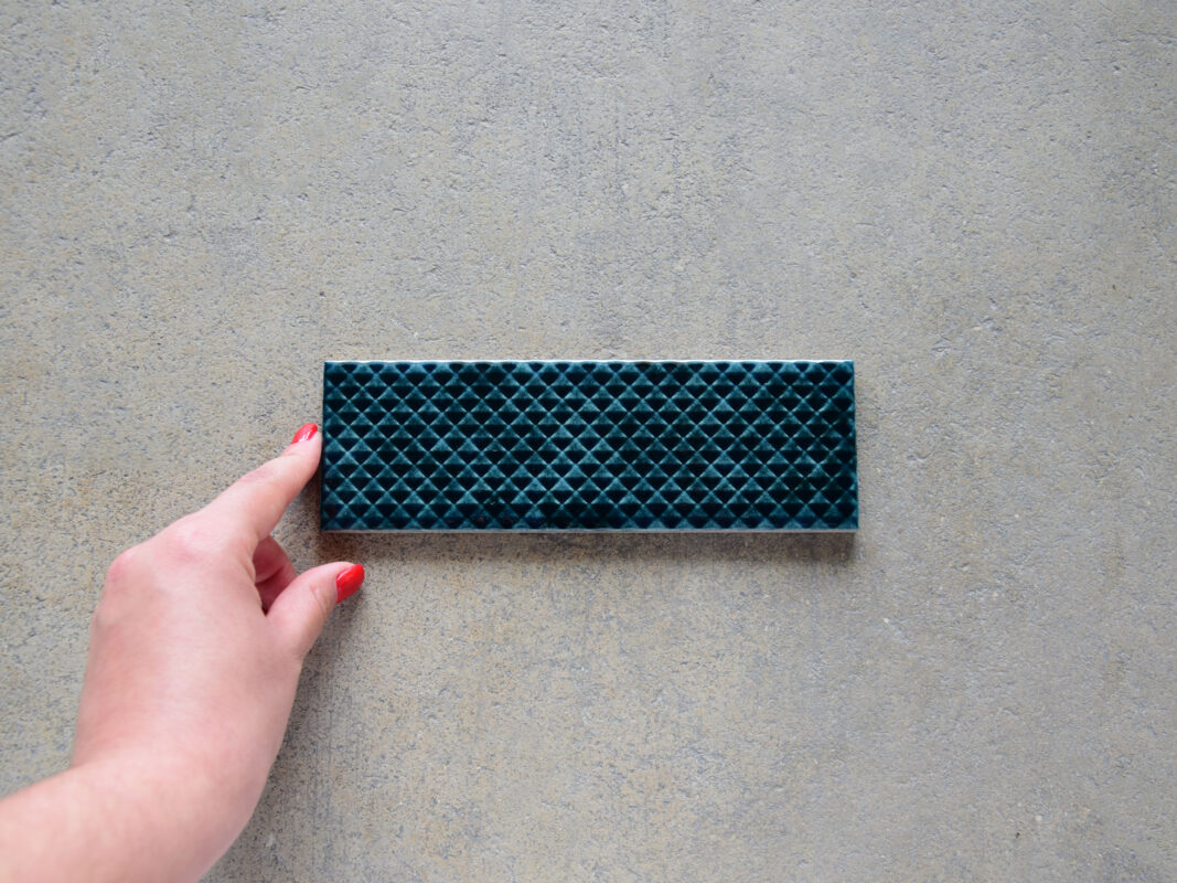 azulejo azul alargado brillante