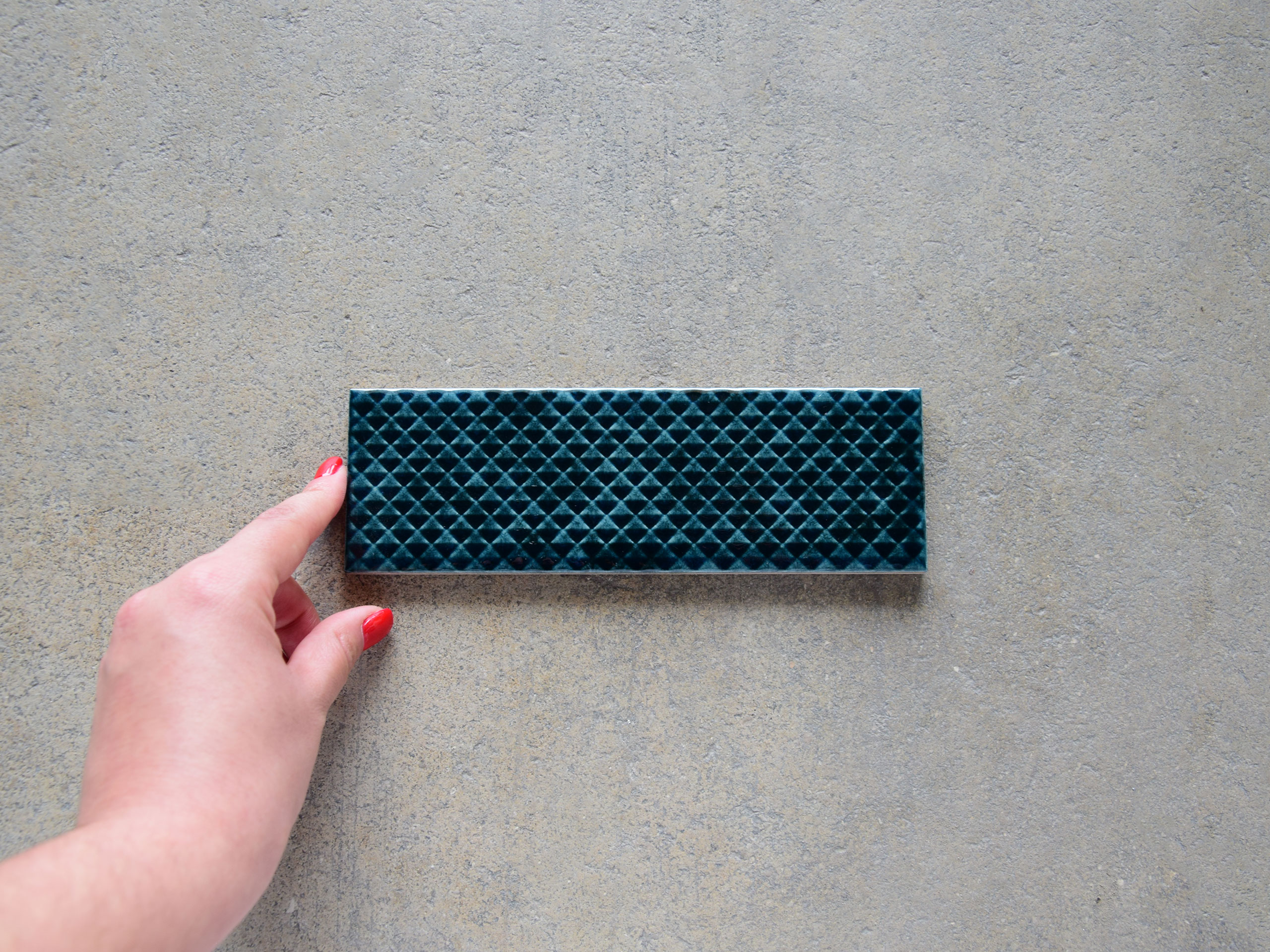 azulejo azul alargado brillante