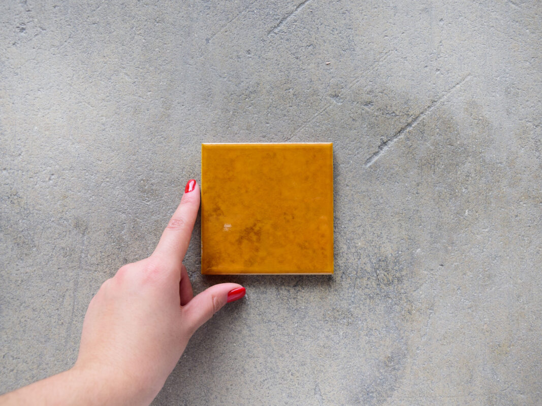 azulejo ámbar brillante pequeño