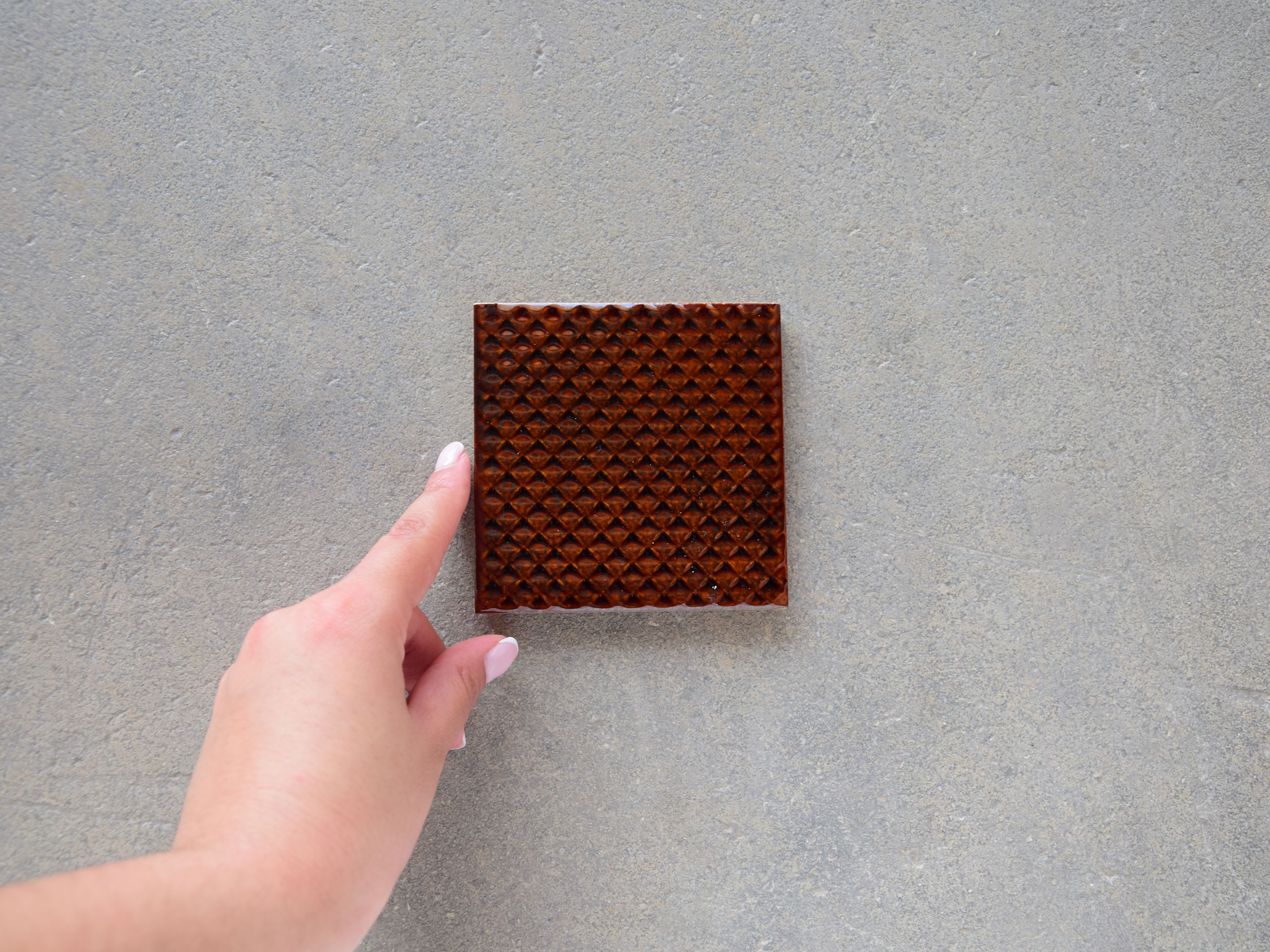 azulejo rojo garnet decorativo