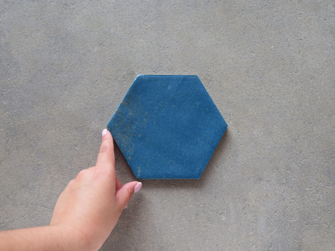 azulejo porcelánico azul hexagonal