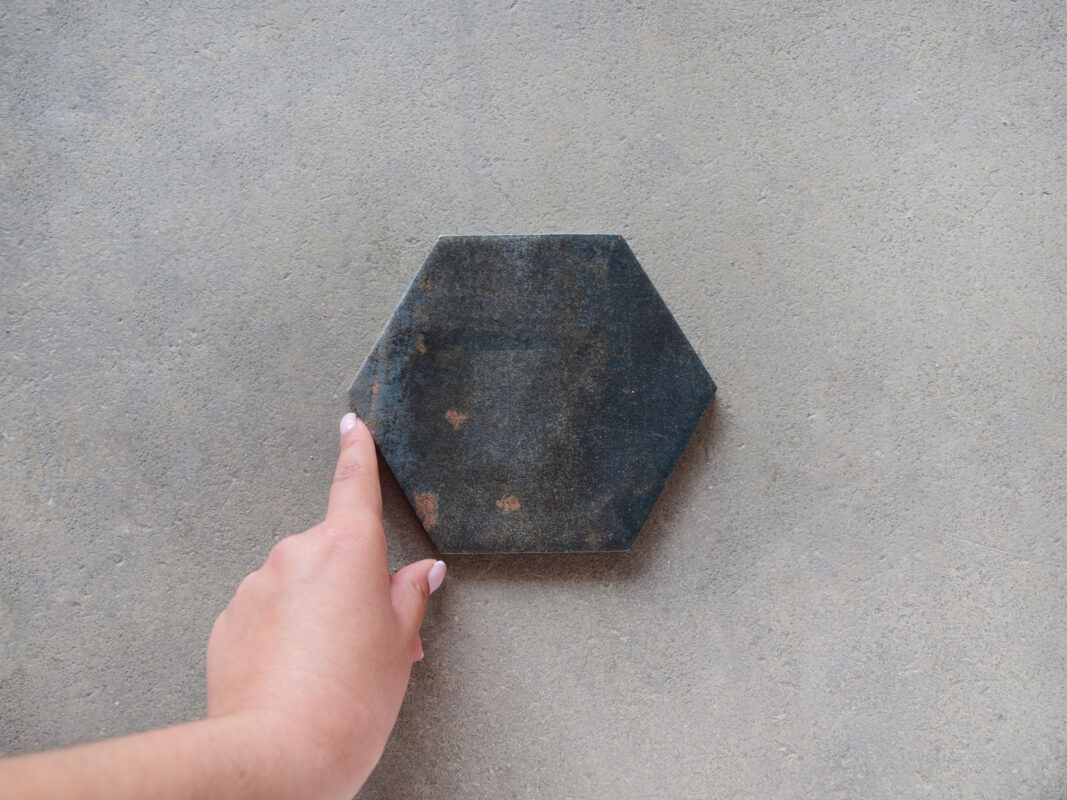 azulejo porcelánico grafito hexagonal