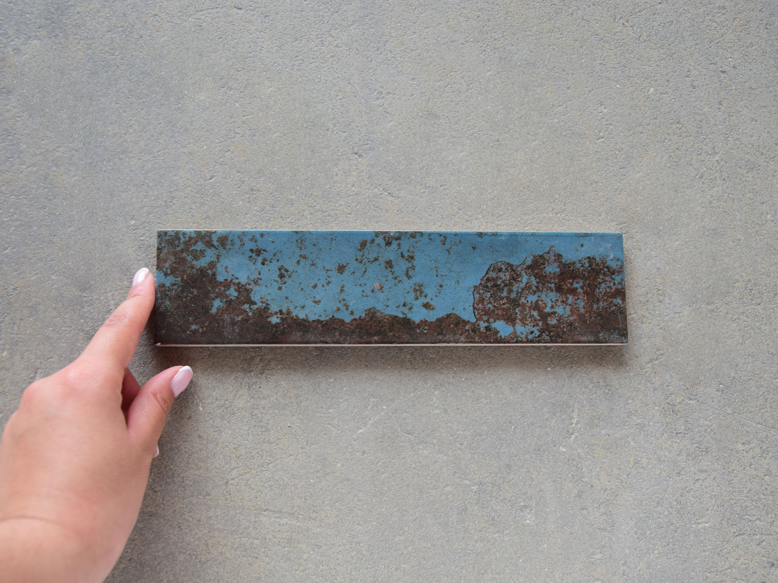 azulejo azul efecto metal